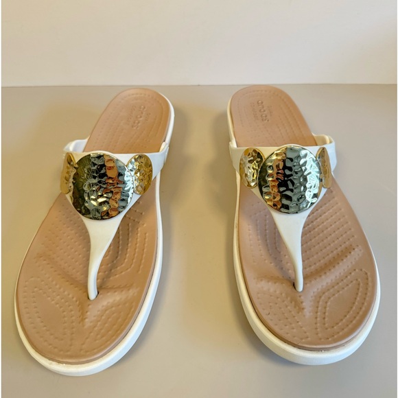 Crocs Sanrah Hammered Gold Circle Flip‎ Sandal Women\'s Size 11 Oyster main image 6